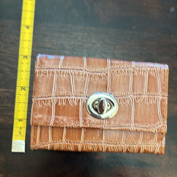 Embossed wallet - Picture 2 of 7